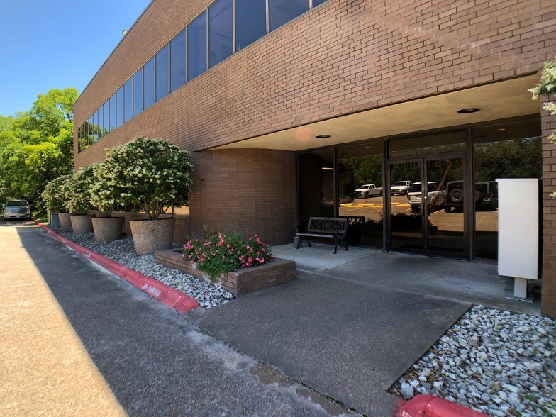 More Photos Of 1733 Briarcrest Dr, Bryan Office For Lease