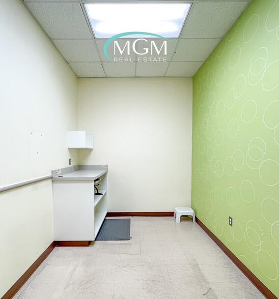 More Photos Of 1652 E Houston St, Beeville Healthcare For Lease