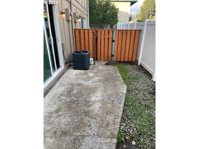 More Photos Of 2510 E 8TH St, Vancouver Apartments For Sale