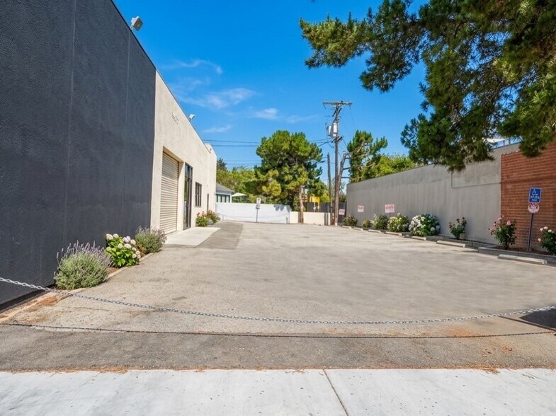 More Photos Of 8466 Melrose Ave, West Hollywood Storefront For Lease