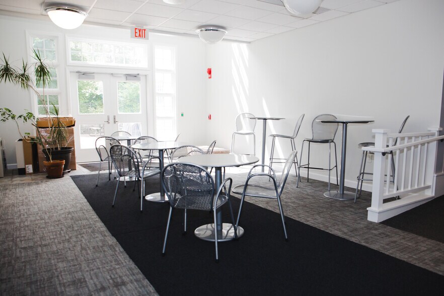 More Photos Of 64 South St, Auburn Office For Lease