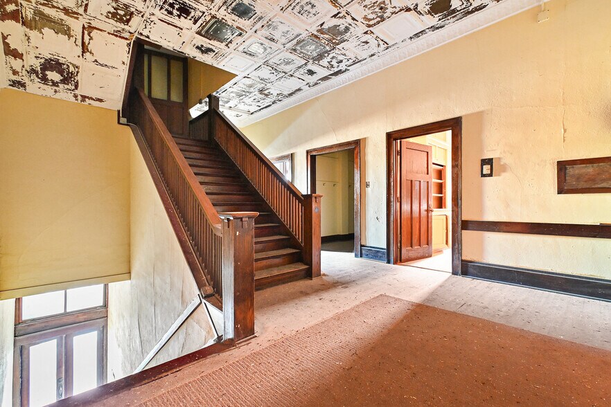 More Photos Of 422 E Coolbaugh St, Red Oak Storefront Retail Office For Sale