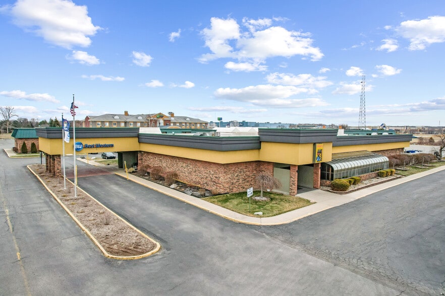 More Photos Of 21700 West Rd, Woodhaven Hotel For Sale