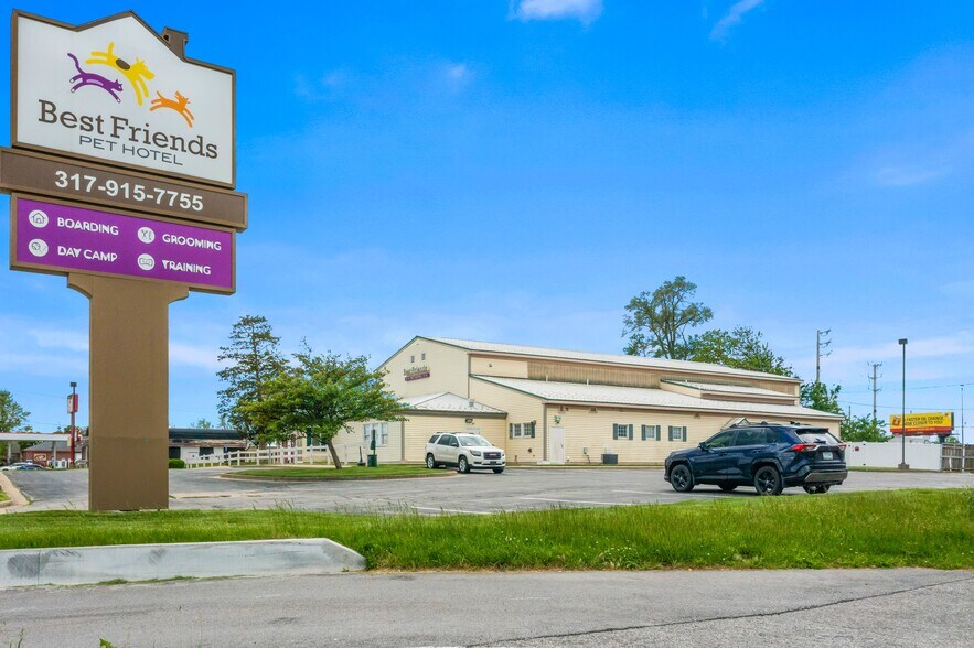 More Photos Of 8224 N Bash St, Indianapolis Veterinarian Kennel For Sale