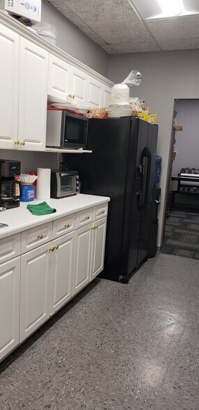 More Photos Of 724 Fairgate Rd, Marietta Light Distribution For Sale