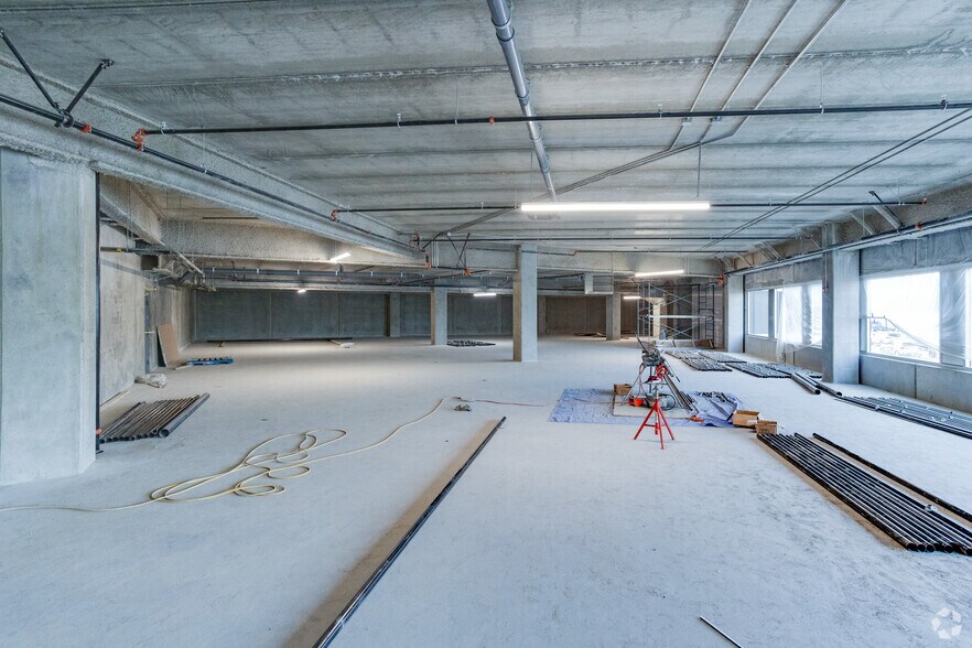 More Photos Of 3855 Wayburne Dr, Burnaby Light Manufacturing For Lease