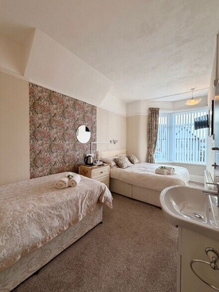 More Photos Of 46 King Edward Av, Blackpool Hotel For Sale