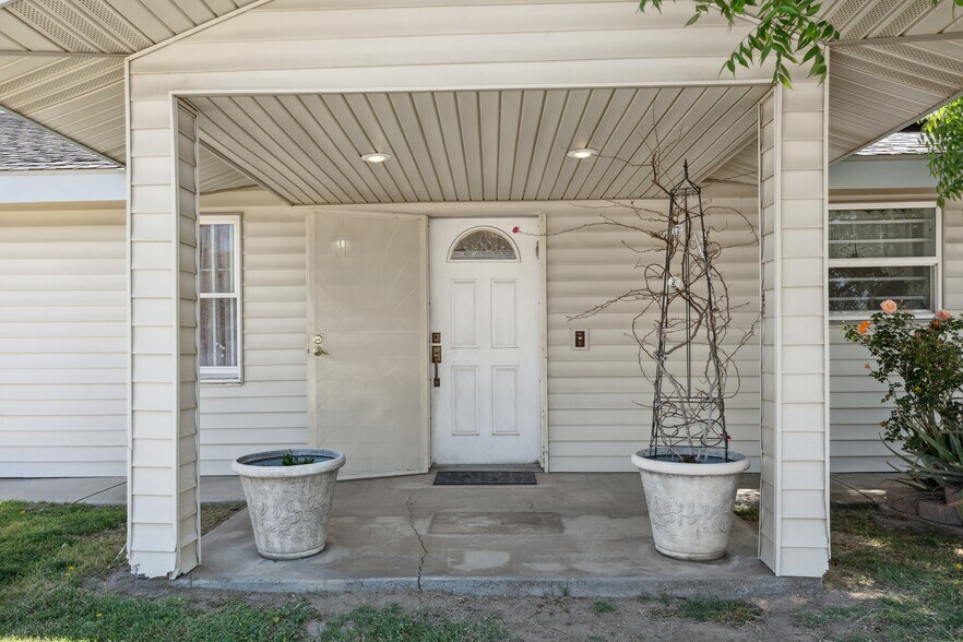 More Photos Of 1810 S Chester Ave, Bakersfield Service For Sale