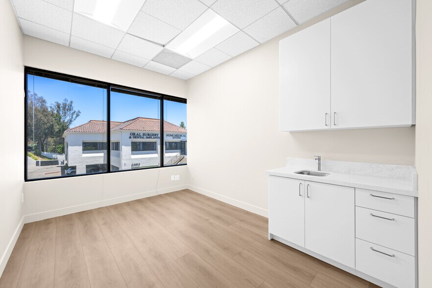 More Photos Of 24011 Ventura Blvd, Calabasas Medical For Lease