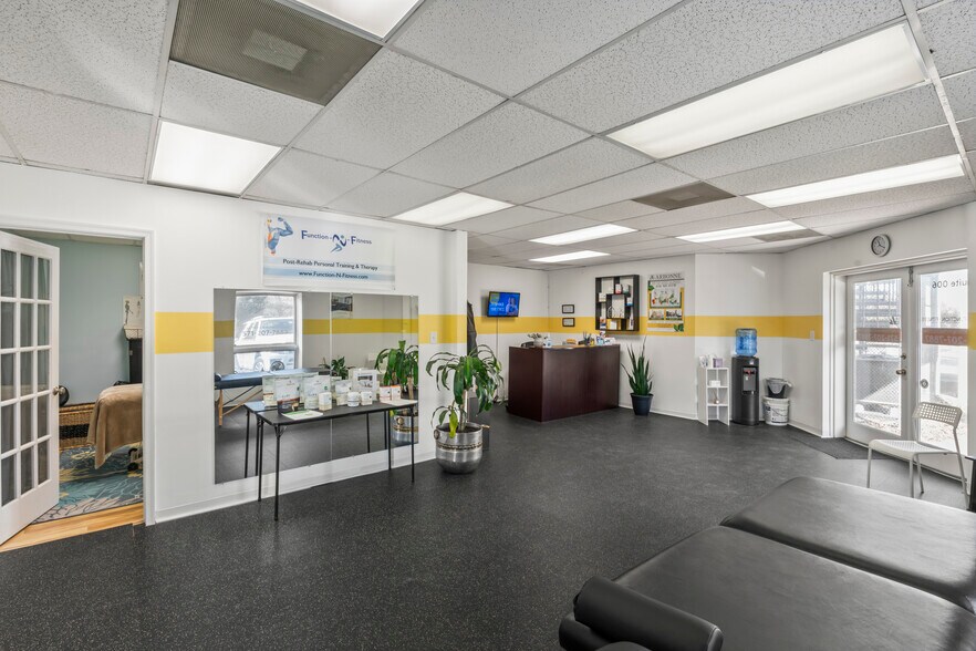 More Photos Of 604 S King St, Leesburg Office For Sale