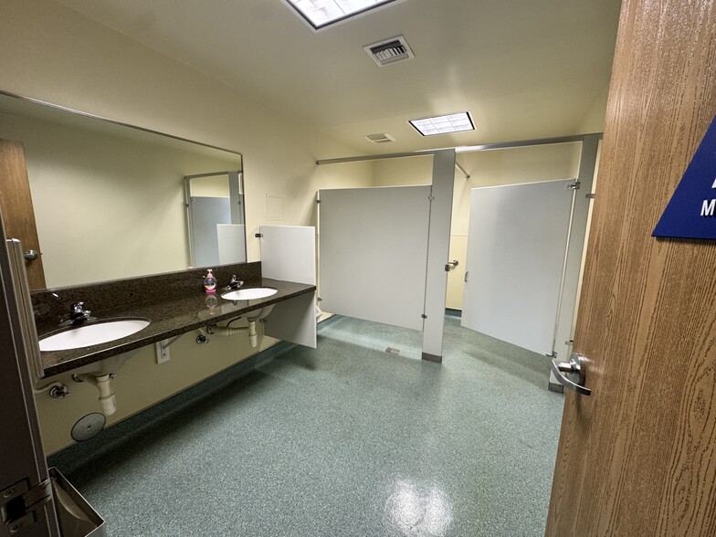 More Photos Of 8039 Deering Ave, Canoga Park Warehouse For Sale