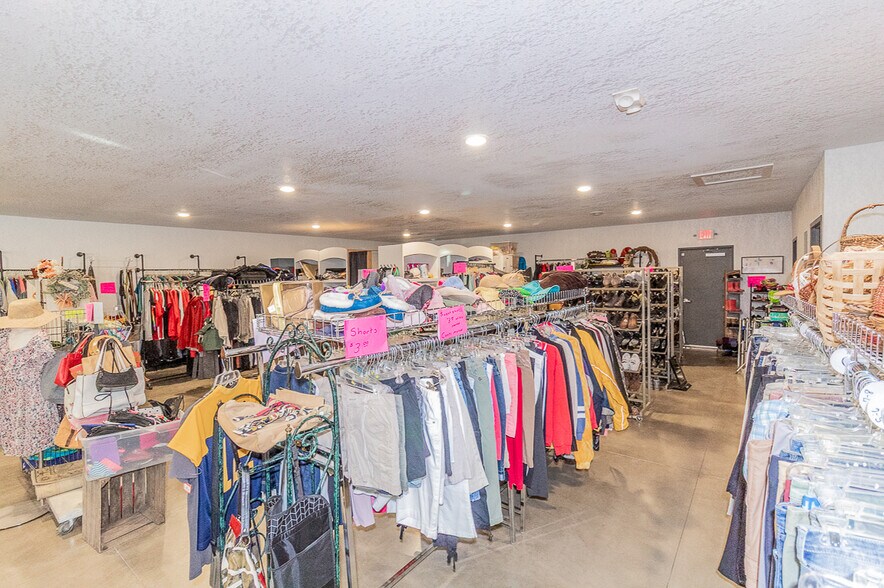 More Photos Of 1186 N Shawano St, New London General Retail For Lease