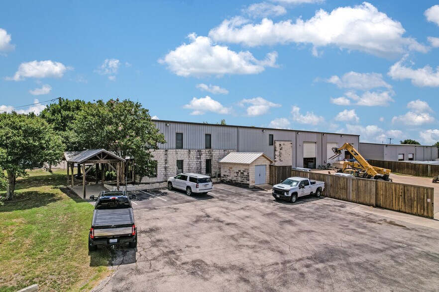 More Photos Of 271 Commercial Dr, Buda Warehouse For Sale