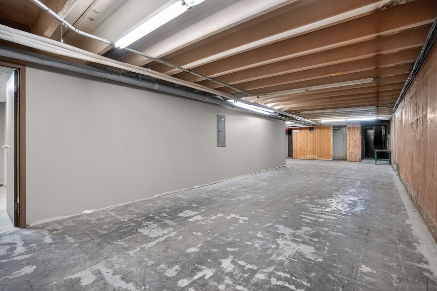 More Photos Of 812 Dundas St, London Freestanding For Sale