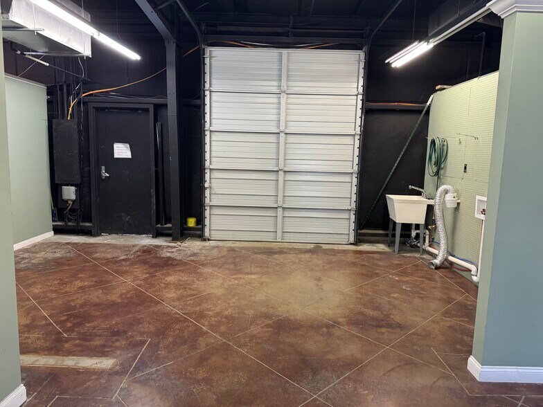 More Photos Of 1721 E Ridgewood Rd, Jasper Light Distribution For Lease