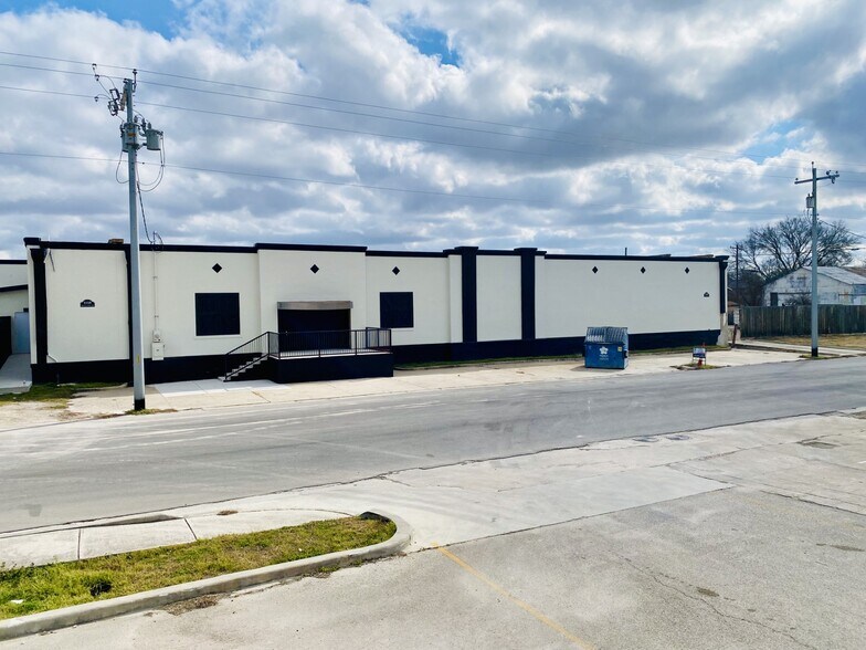 More Photos Of 1115 N Bowie St, Seguin Flex For Lease