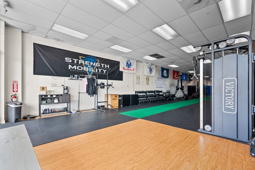 More Photos Of 20941-20947 Roscoe Blvd, Canoga Park General Retail For Lease