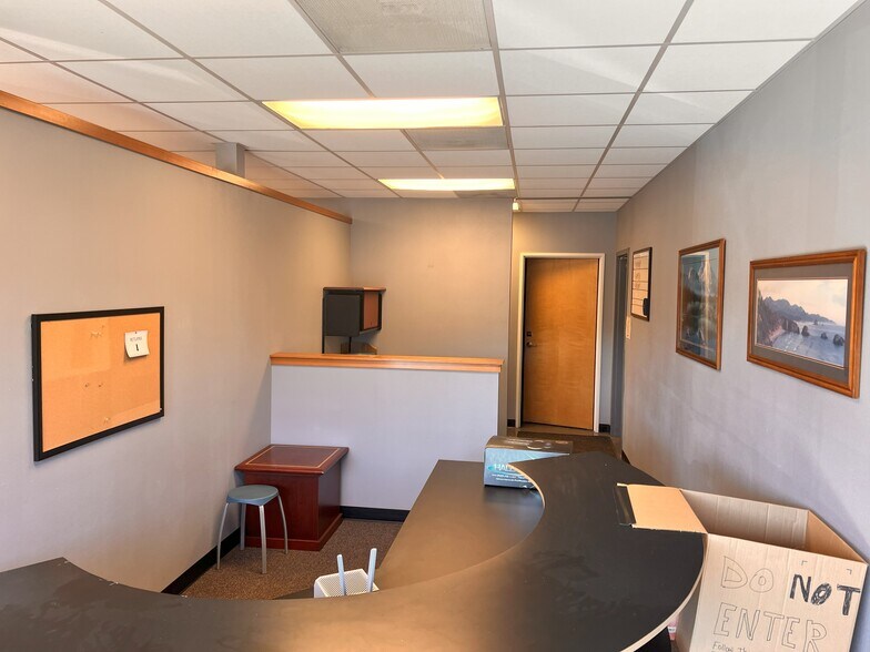 More Photos Of 580 Portland Ave, Gladstone Freestanding For Lease