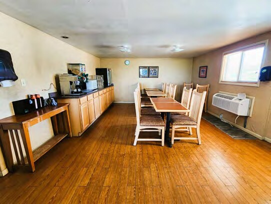 More Photos Of 1315 N State St, Iola Hotel For Sale
