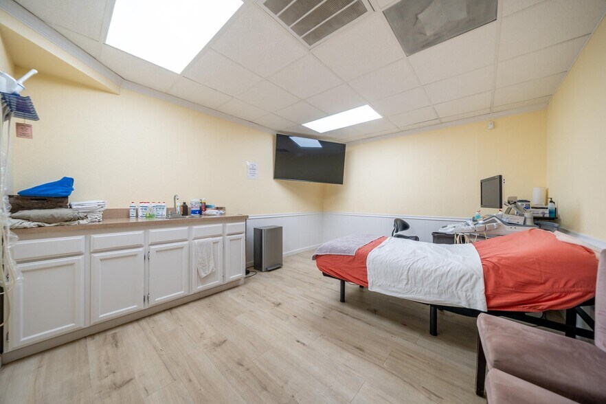 More Photos Of 1556 Hartnell Ave, Redding Office For Sale