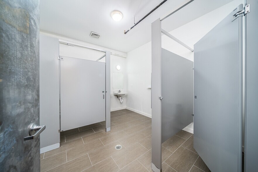 More Photos Of 2000 West St, Union City Office Residential For Lease