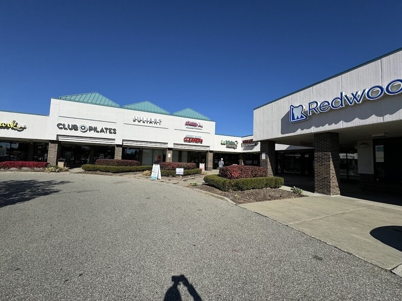 More Photos Of 31-125 E Long Lake Rd, Troy Unknown For Lease