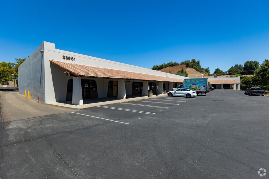 More Photos Of 23930-23978 Craftsman Rd, Calabasas Warehouse For Lease