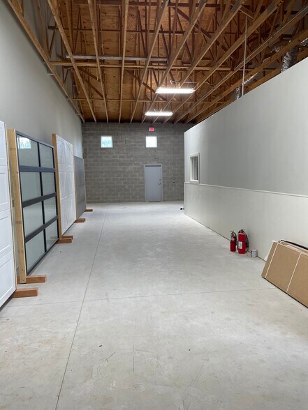 More Photos Of 3100 Scott Dr, Austin Light Distribution For Lease