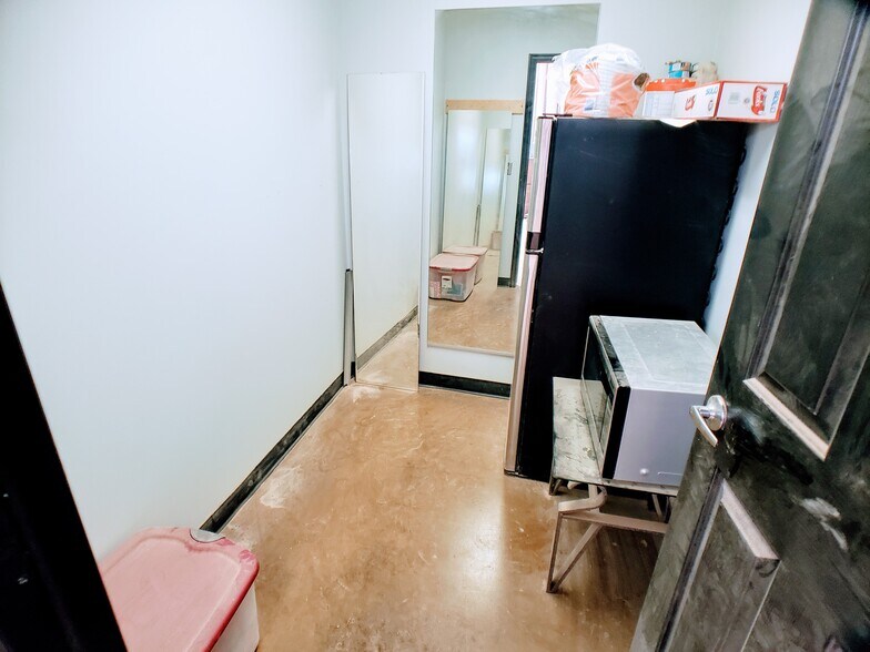 More Photos Of 215 N Redwood Rd, North Salt Lake Flex For Lease