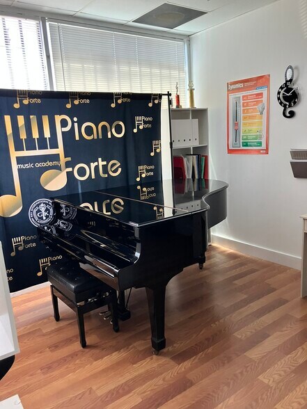More Photos Of 4052-4058 Del Rey Ave, Marina del Rey Loft Creative Space For Lease