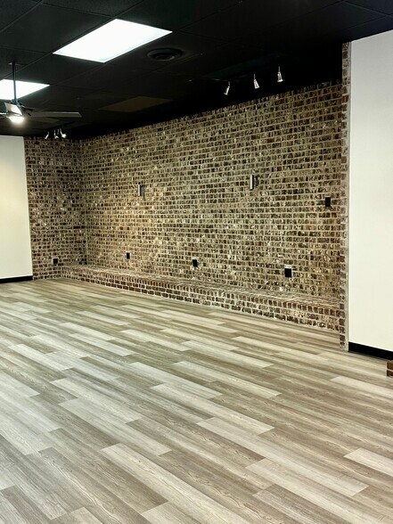 More Photos Of 101 W Broadway St, Lenoir City Storefront Retail Office For Lease