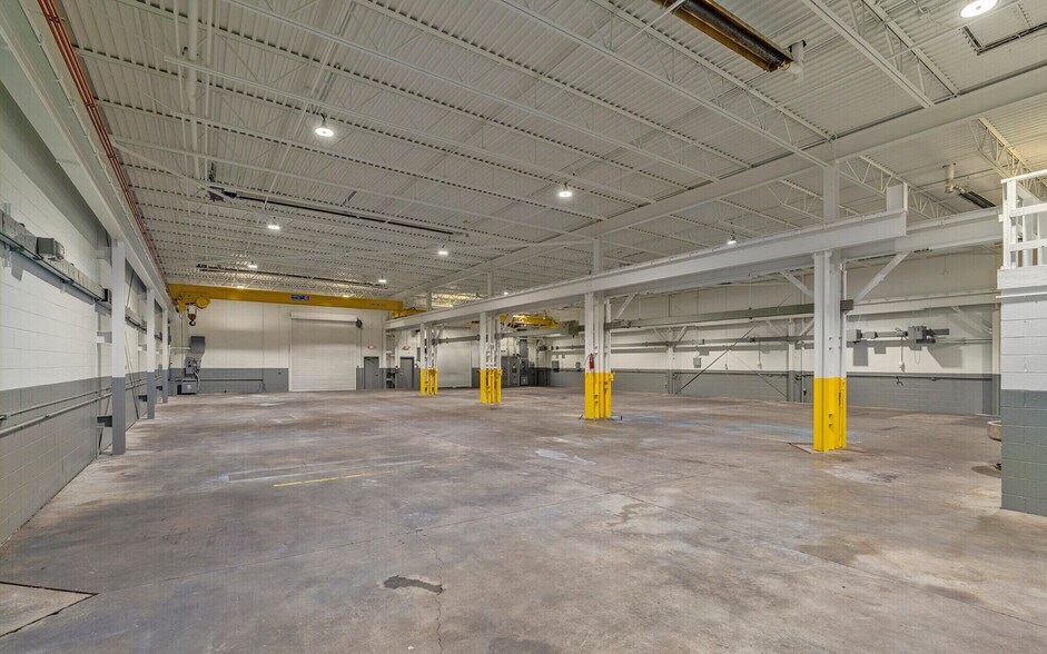 More Photos Of 16129 Common Rd, Roseville Warehouse For Lease