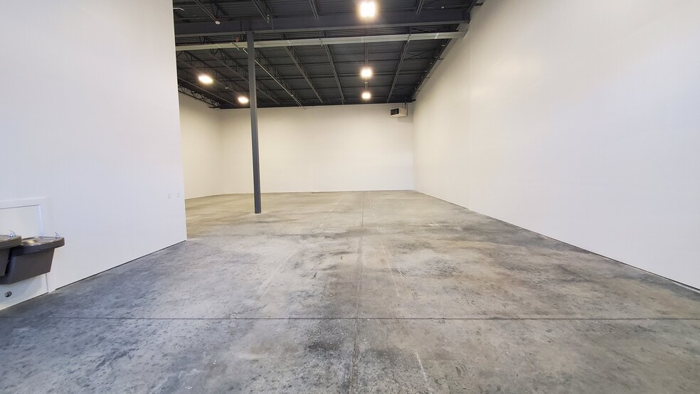 More Photos Of 752 2250 West, Springville Warehouse For Lease