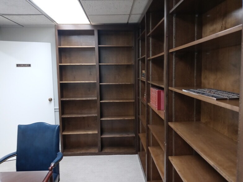 More Photos Of 141 New St, Macon-Bibb Office For Lease