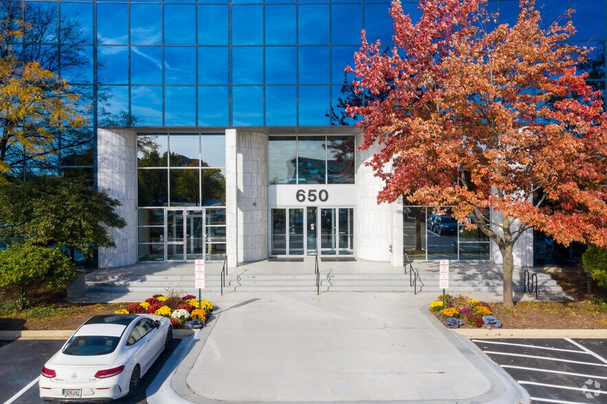 More Photos Of 650 E Algonquin Rd, Schaumburg Office For Lease