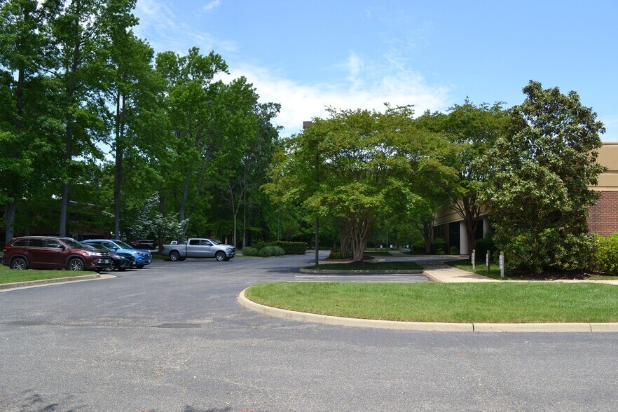 More Photos Of 21 Manhattan Sq, Hampton Office For Sale