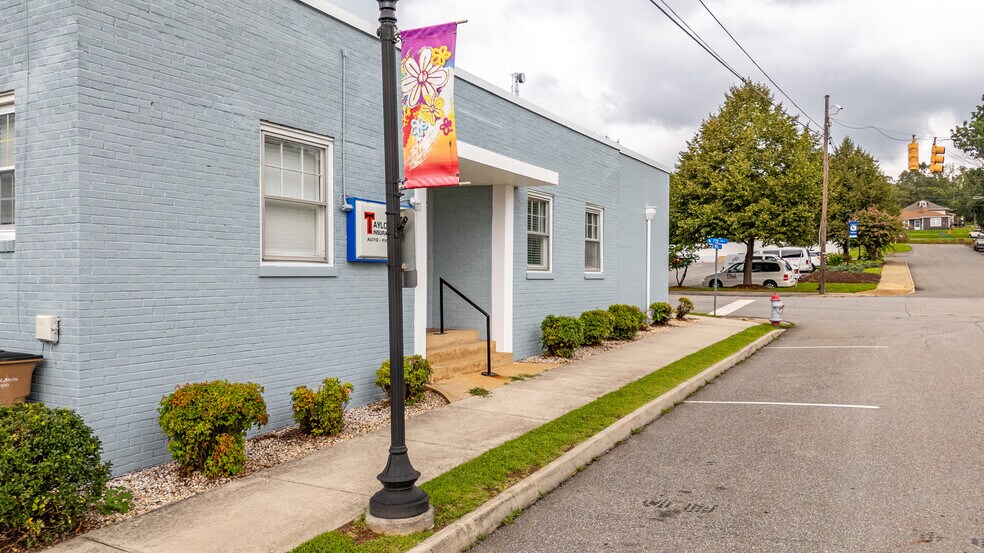 More Photos Of 525 7th St, Altavista Office For Sale