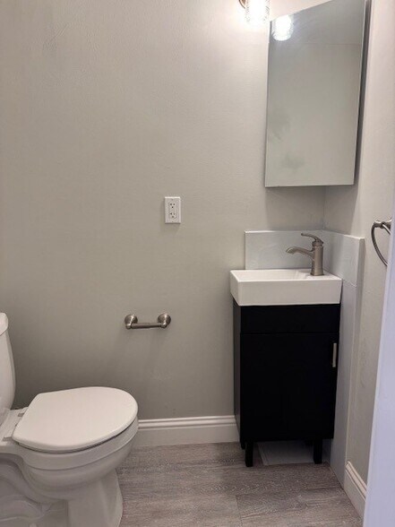 More Photos Of 156 N Ocean Ave, Cayucos Storefront For Lease