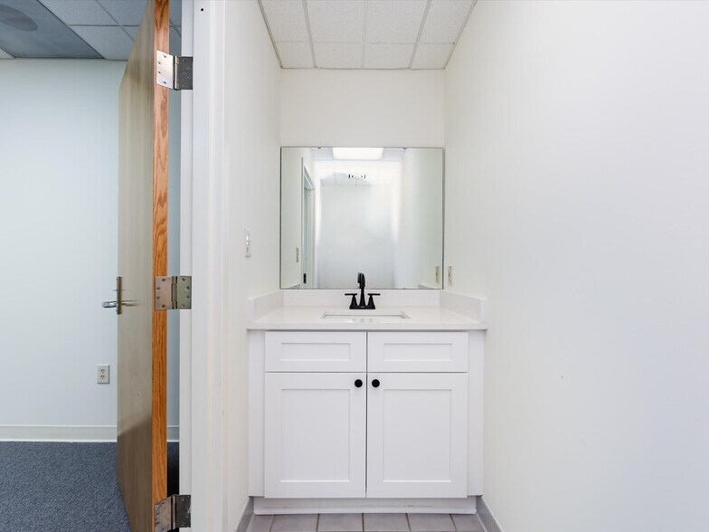 More Photos Of 1812 W Morehead St, Charlotte Office Residential For Lease
