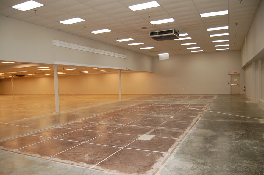 More Photos Of 400 Direct Connection Dr, Rossville Freestanding For Lease