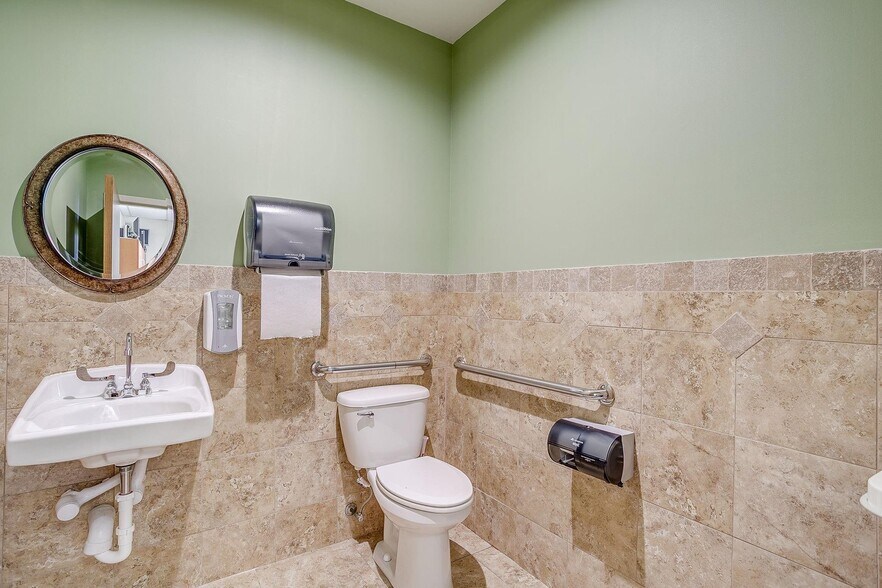 More Photos Of 1200 Crawford Ave, Granbury Medical For Lease