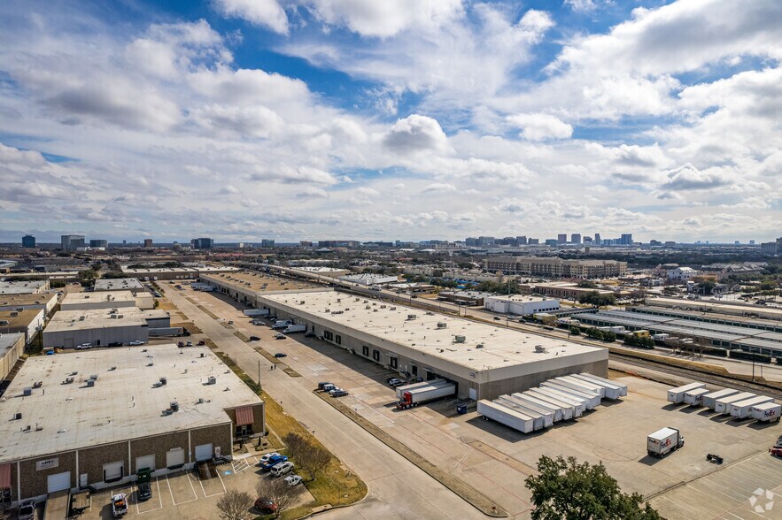 More Photos Of 4040-4130 Lindbergh Dr, Addison Distribution For Lease