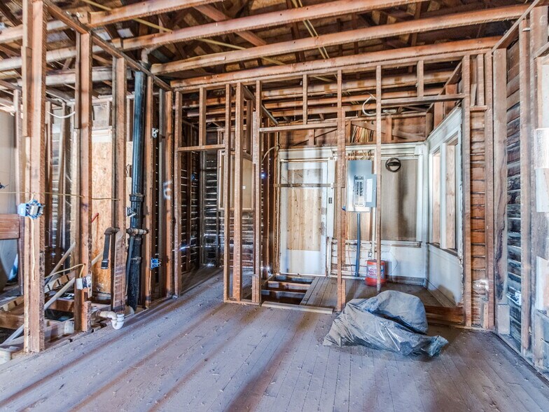 More Photos Of 1628 Linwood Blvd, Oklahoma City Freestanding For Sale