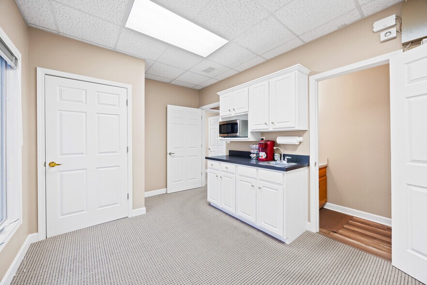 More Photos Of 303 Middletown Pky, Louisville Office For Sale