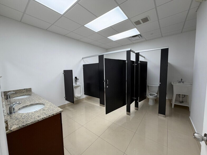 More Photos Of 2003 McCoy Rd, Orlando General Retail For Lease