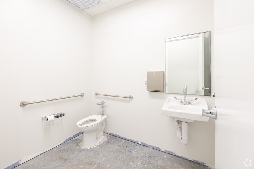 More Photos Of 14520 Global Pky, Fort Myers Warehouse For Lease
