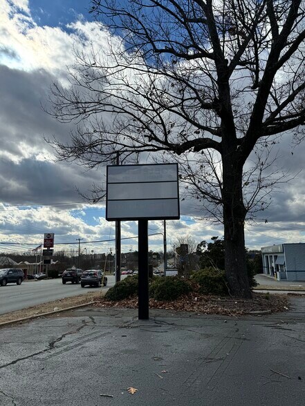 More Photos Of 537 Huffman Mill Rd, Burlington General Retail For Lease