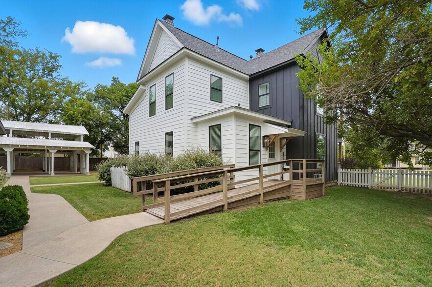 More Photos Of 924 S Main St, Broken Arrow Showroom For Sale