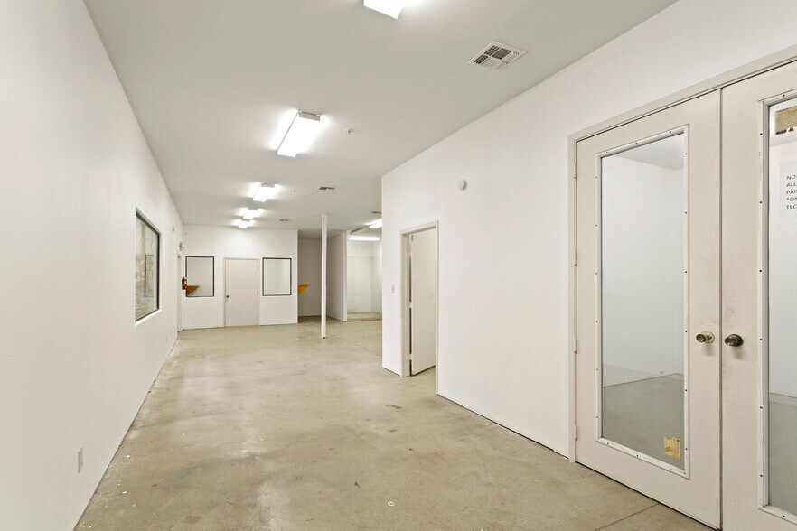 More Photos Of 1502 W Pike Blvd, Weslaco Warehouse For Lease