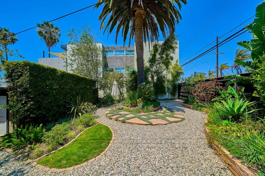 More Photos Of 1321-1325 Abbot Kinney Blvd, Venice Freestanding For Sale